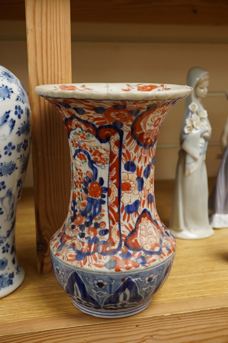 Oriental porcelain including a Chinese blue and white vase and cover, 27cm high